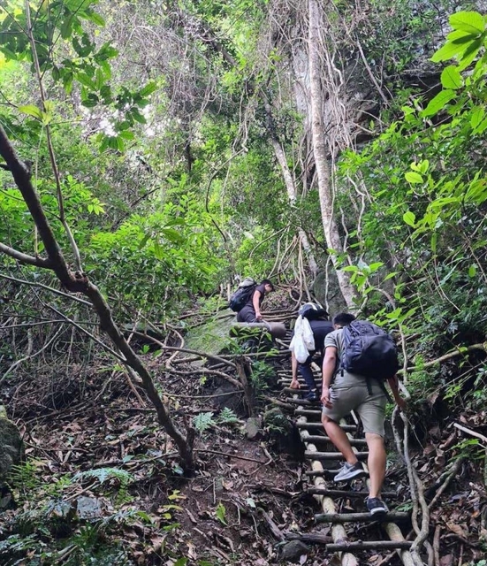 Du khách leo thang vượt vách núi cheo leo đến đỉnh Tiên Sơn